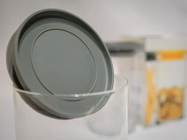 Grey Lidded Jars Είναι Μια Σύγχρονη Και Μινιμαλιστική Λύση Αποθήκευσης — Φωτογραφία Αρχείου