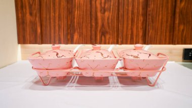 Bu pembe seramik sebze kasesi her mutfak için çarpıcı bir ilave..