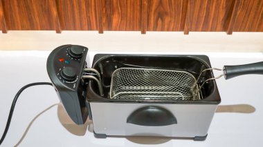 Bu fritöz dayanıklı paslanmaz çelikten yapılmıştır. Uzun ömürlü ve kolay bakım sağlar..