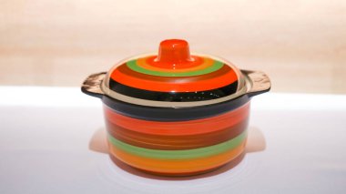 Renkli çorba kaseleri her yemek masasına mükemmel bir ilavedir. Bu kaseler çok çeşitli renk ve tasarımlar içeriyor, basitten karmaşıklığa kadar..