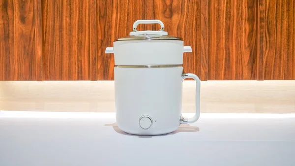 Белый Электрический Пароход Кухонный Прибор Используемый Приготовления Пищи Имеет Несколько — стоковое фото