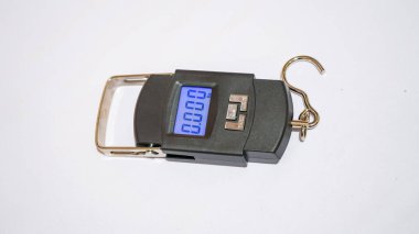 Siyah dijital asma terazisi, kancasına asılabilen çeşitli nesneleri tartmak için kullanılan taşınabilir ve kullanışlı bir cihazdır..