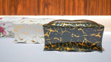 Bu seramik doku tutucuları her odaya zarif bir dokunuş eklemek için çeşitli güzel desenler oluştururlar..