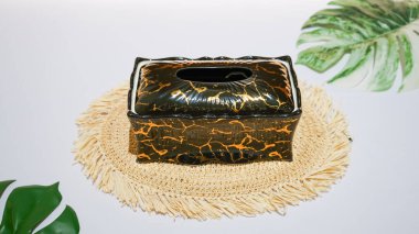 Bu zarif siyah seramik mendil tutacağı evinizdeki herhangi bir oda için mükemmel bir ilave..