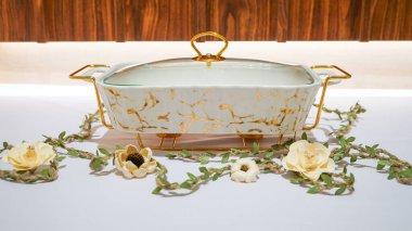 Altın motifli bu dikdörtgen beyaz seramik sebze kabı mutfak koleksiyonunuza muhteşem bir ilave..