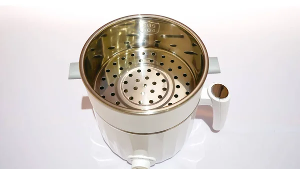 Beyaz Elektrikli Buhar Makinesi Yemek Pişirmek Için Kullanılan Bir Mutfak — Stok fotoğraf