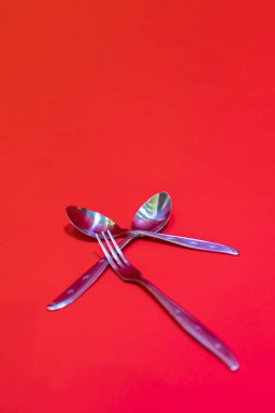 Paslanmaz çelik kaşık ve çatal seti, günlük yemek ve özel durumlar için mükemmel çok yönlü ve dayanıklı bir alet takımıdır..