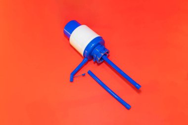 Blue Water Jug Pompası standart su sürahilerinin üzerine sığması için tasarlanmış uygun ve verimli bir su dağıtıcısıdır..