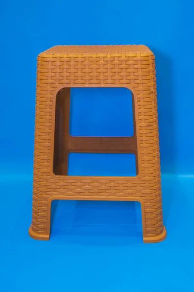 Krzesło Tworzywa Sztucznego Brown Tkane Wzór Jest Stylowe Praktyczne Rozwiązanie — Zdjęcie stockowe