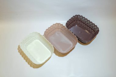 Beyaz, Krem ve Kahverengi Plastik Kutu sepetleri eviniz ve işyeriniz için çok yönlü bir depolama çözümüdür..