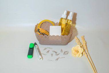 Beyaz, Krem ve Kahverengi Plastik Kutu sepetleri eviniz ve işyeriniz için çok yönlü bir depolama çözümüdür..