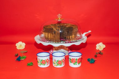 Beyaz Seramik Yuvarlak Pasta standı ve Çiçek Motifi tatlılarınız için büyüleyici bir süs..