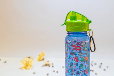 Bu Hayvan temalı su şişesi ve okul için beslenme seti, yemeklerini ve içkilerini okula moda olarak getirmek isteyen çocuklar için mükemmel..