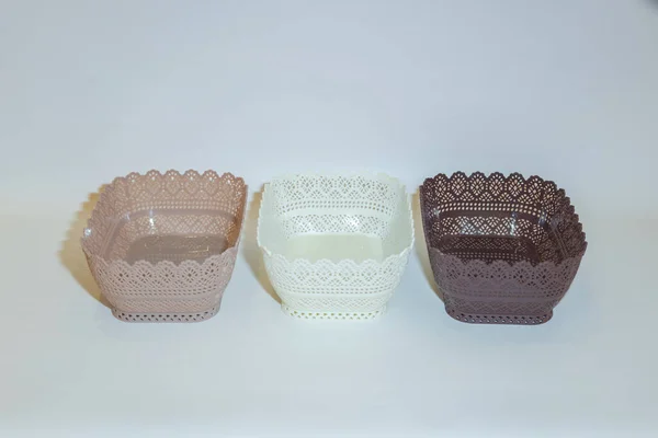 White Cream Och Brown Plastic Box Basket Mångsidig Förvaringslösning För — Stockfoto
