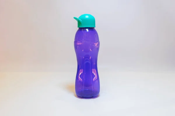 Die Lila Wasserflasche Mit Grünem Deckel Ist Der Perfekte Begleiter — Stockfoto