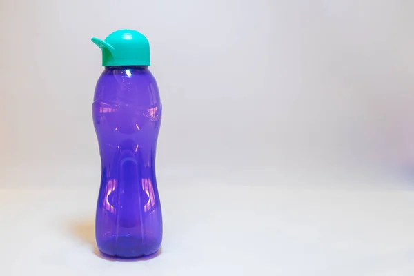 Пурпурная Бутылка Воды Зеленой Крышкой Tal Является Идеальным Компаньоном Держать — стоковое фото