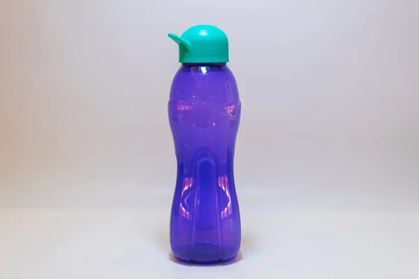 Die Lila Wasserflasche Mit Grünem Deckel Ist Der Perfekte Begleiter — Stockfoto