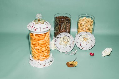 Seramik Lid ve Altın desenli Cam Kavanoz mutfağınıza ya da yaşam alanınıza biraz zarafet katan sofistike bir depolama çözümüdür..