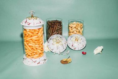 Seramik Lid ve Altın desenli Cam Kavanoz mutfağınıza ya da yaşam alanınıza biraz zarafet katan sofistike bir depolama çözümüdür..