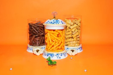 Mavi Çiçek desenli Üç Cam Kavanozlu Beyaz Kapaklar mutfağınız ve kileriniz için mükemmel bir depolama çözeltisi sunuyor..