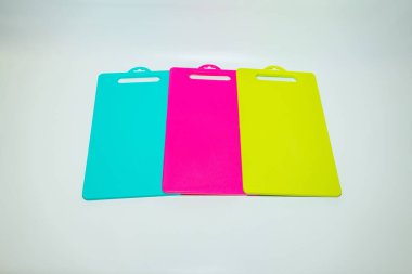 Mavi, Sarı ve Pembe Plastik Kesme Tahtası bir dizi canlı ve pratik mutfak gereksinimleridir..