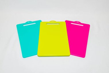 Mavi, Sarı ve Pembe Plastik Kesme Tahtası bir dizi canlı ve pratik mutfak gereksinimleridir..
