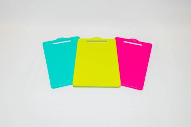 Mavi, Sarı ve Pembe Plastik Kesme Tahtası bir dizi canlı ve pratik mutfak gereksinimleridir..