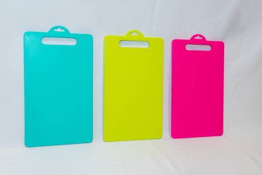 Mavi, Sarı ve Pembe Plastik Kesme Tahtası bir dizi canlı ve pratik mutfak gereksinimleridir..