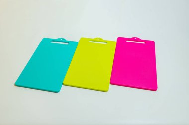Mavi, Sarı ve Pembe Plastik Kesme Tahtası bir dizi canlı ve pratik mutfak gereksinimleridir..