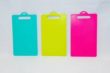Mavi, Sarı ve Pembe Plastik Kesme Tahtası bir dizi canlı ve pratik mutfak gereksinimleridir..