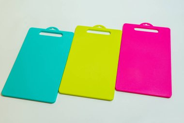 Mavi, Sarı ve Pembe Plastik Kesme Tahtası bir dizi canlı ve pratik mutfak gereksinimleridir..
