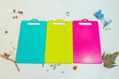 Mavi, Sarı ve Pembe Plastik Kesme Tahtası bir dizi canlı ve pratik mutfak gereksinimleridir..