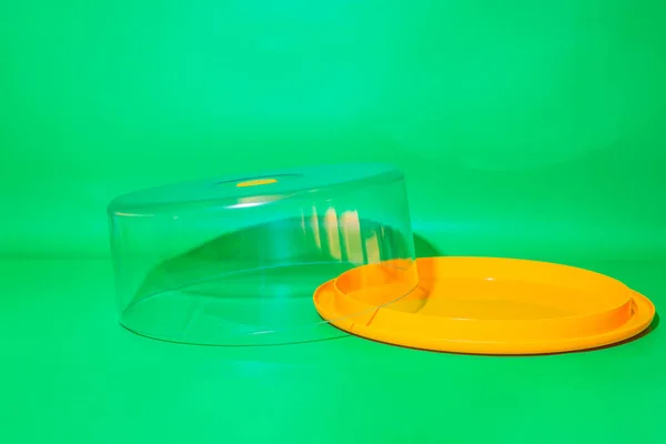 Envase Pastel Redondo Amarillo Con Tapa Transparente Una Solución Almacenamiento —  Fotos de Stock