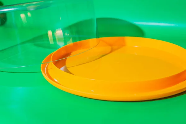 Envase Pastel Redondo Amarillo Con Tapa Transparente Una Solución Almacenamiento —  Fotos de Stock