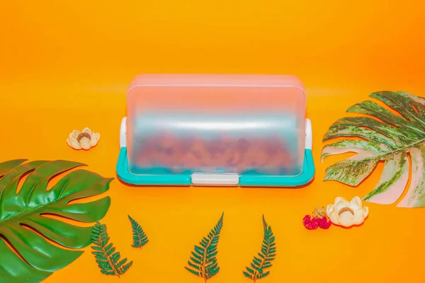 stock image The Rectangular Cake Container with Teal Lid is the perfect storage solution for your delicious cakes and desserts.