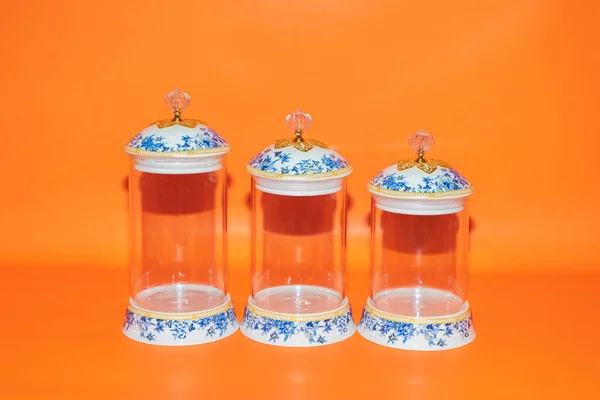 ブルーフラワーパターンを備えた3つのガラス瓶のセットホワイトリッドは キッチンやパントリーに最適なストレージソリューションを提供します — ストック写真