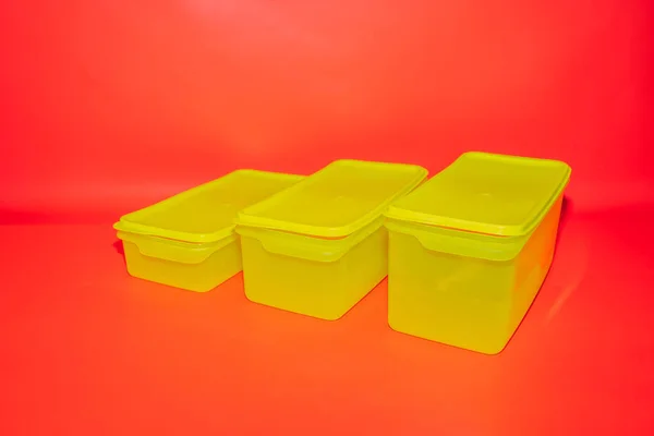 Los Frascos Caja Plástico Amarillo Varios Tamaños Ofrecen Soluciones Almacenamiento — Foto de Stock