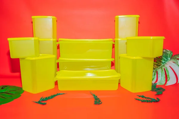 Különböző Méretű Sárga Műanyag Dobozok Sokoldalú Tárolási Megoldásokat Kínálnak Igényeinek — Stock Fotó