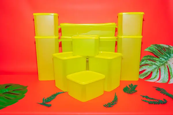 Los Frascos Caja Plástico Amarillo Varios Tamaños Ofrecen Soluciones Almacenamiento —  Fotos de Stock
