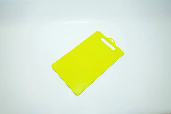 黄色和粉色塑料切割板是一套充满活力的实用厨房用品 — 图库照片