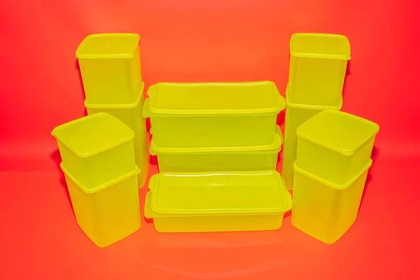 Żółte Plastikowe Słoiki Różnych Rozmiarach Oferują Wszechstronne Rozwiązania Przechowywania Dla — Zdjęcie stockowe