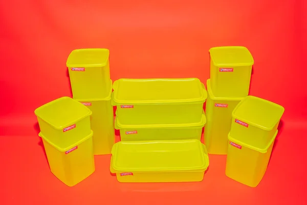 Yellow Plastic Box Jars Various Sizes Offer Versatile Storage Solutions — Stock Photo, Image