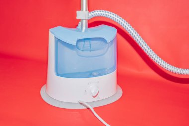 Beyaz ve Mavi Buharlı Demir Set kırışıklıkları gidermek için zahmetsiz bir çözüm sunuyor..