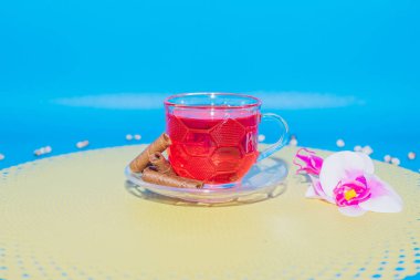 Bu temiz cam bardak, içerisindeki şerbetin canlı kırmızı rengini anlamanızı sağlar..