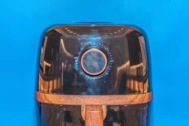 Kara Hava Fryer, ahşap saplı tasarımı ile şık estetik ve pratik işlevsellik kombinasyonu sunar..