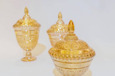 Altın Kristal Kavanoz Seti eviniz için zarif bir depolama çözümü sunuyor..