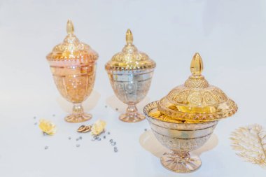 Altın Kristal Kavanoz Seti eviniz için zarif bir depolama çözümü sunuyor..