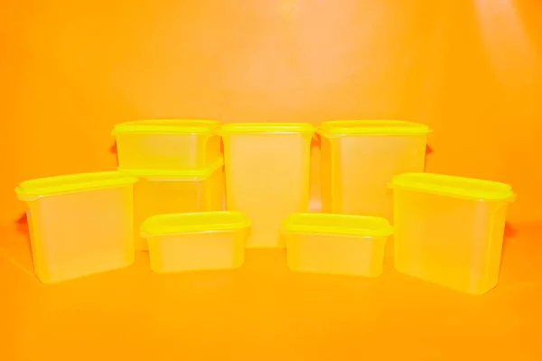 Conjunto Tarros Caja Plástico Amarillo Varios Tamaños Ofrece Una Solución —  Fotos de Stock