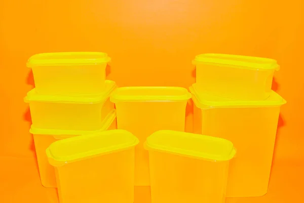 Conjunto Tarros Caja Plástico Amarillo Varios Tamaños Ofrece Una Solución —  Fotos de Stock