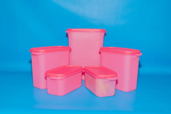 Розовый Пластиковый Банку Набор Различных Размеров Является Идеальным Решением Хранения — стоковое фото